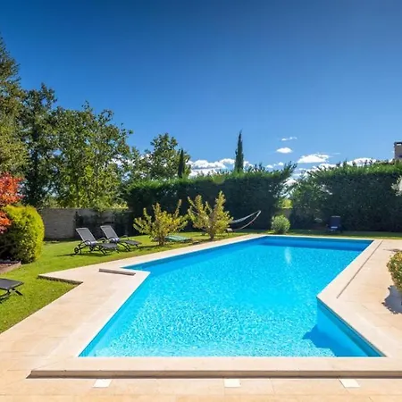 Beautiful Chantilly With Pool In Visnjan Fabci